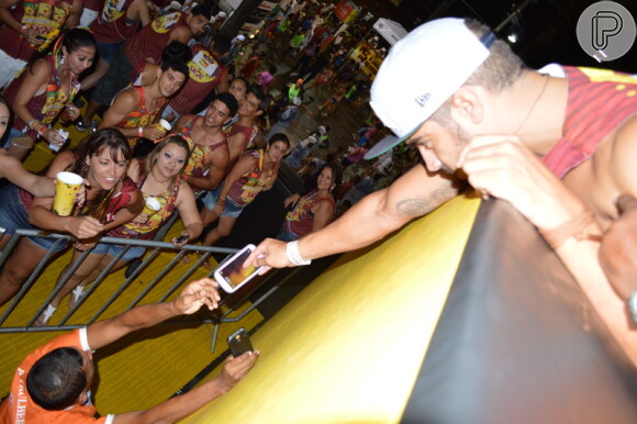 Caio castro fez fotos selfies para fãs em camarote e depois entregava os celulares para elas através dos seguranças