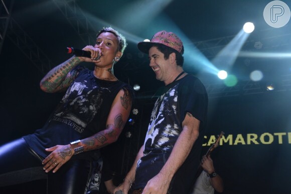 Rogério Flausino e Luciana Camarah, do 'The Voice Brasil', dividiram o palco em um dos espaços vips