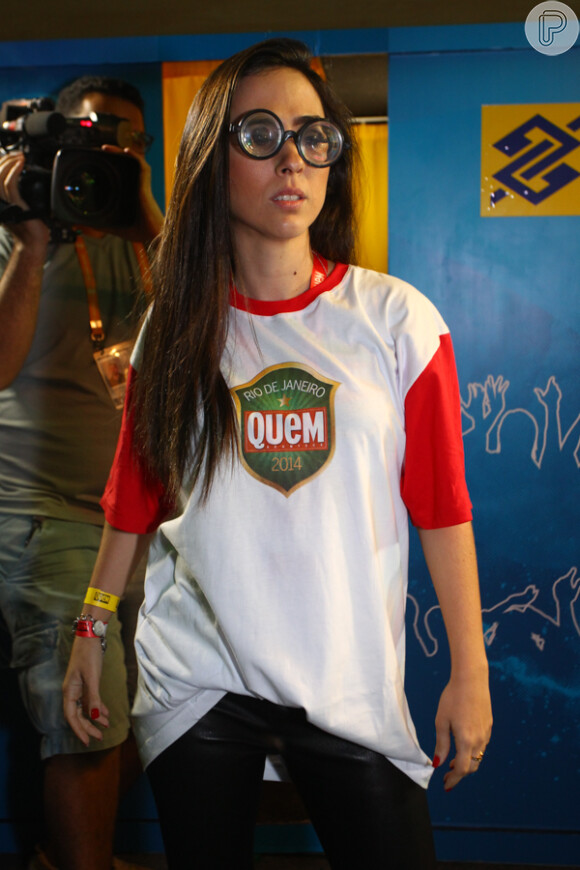 Tatá Werneck fez graça no camarote da revista 'Quem', no Rio de Janeiro (03 de março de 2014)