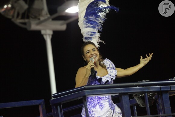 Daniela Mercury usa vestido de um ombro só em homenagem a Dorival Caymmi