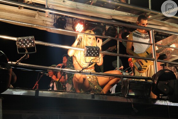 Em 2 de março de 2014, Claudia Leitte se veste de indiana no Bloco Largadinho
