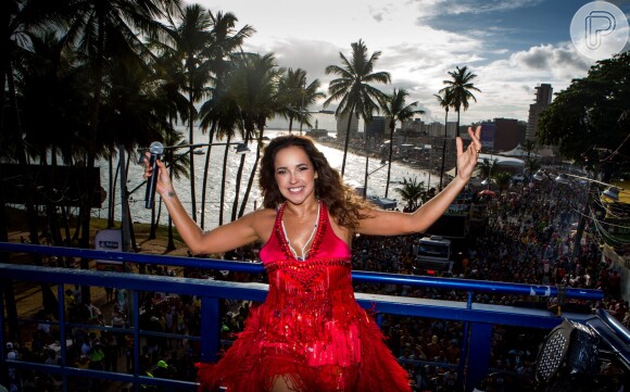 Daniela Mercury usa look todo vermelho em homenagem à banda Didá, que completa 20 anos, em 4 de março de 2014