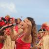 Daniela Mercury usa roupa vermelha para cantar para os fãs no Carnaval de Salvador