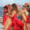 Daniela Mercury dança e canta para o público de Salvador, na Bahia