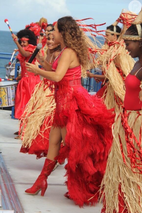 Daniela Mercury dança e canta para o público de Salvador, na Bahia