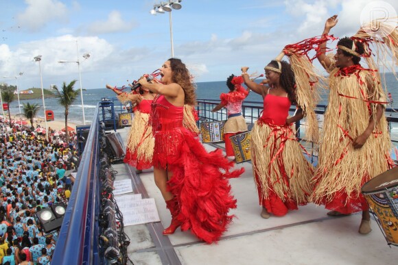 Com o cabelo solto e roupa vermelha, Daniela Mercury faz show em Salvador