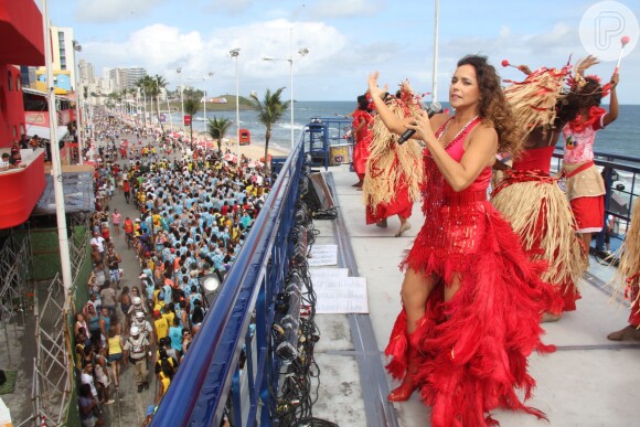 Daniela Mercury canta para multidão, no circuito Barra-Ondina, em Salvador, em 4 de março de 2014