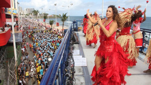Toda de vermelho, Daniela Mercury canta para multidão no Carnaval de Salvador