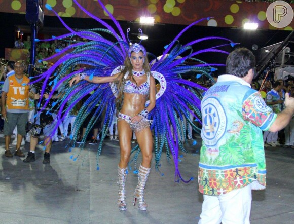 No Rio, Thaila Ayala desfilou na noite de segunda-feira (03)