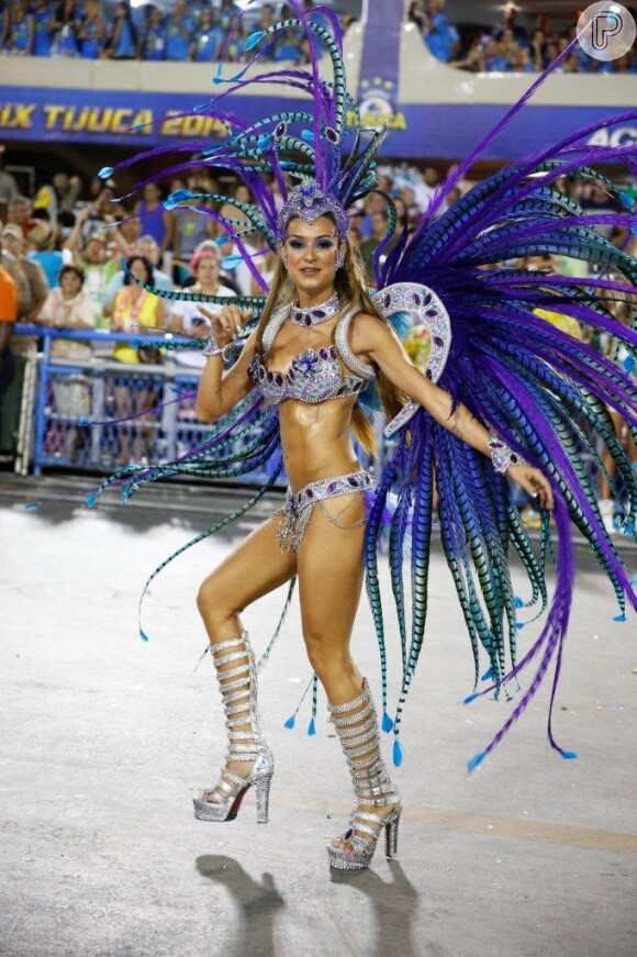 Thaila Ayala sobre fantasia da Vila Isabel: 'A mais comportada do Carnaval'