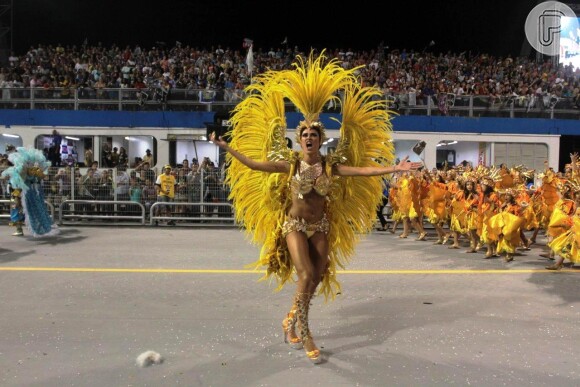 Thaila Ayala fez caras e bocas no desfile da Gaviões da Fiel