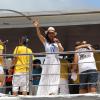Ivete Sangalo usou uma saia longa branca, camiseta e um chapéu panamá para se despedir do Carnaval de 2014