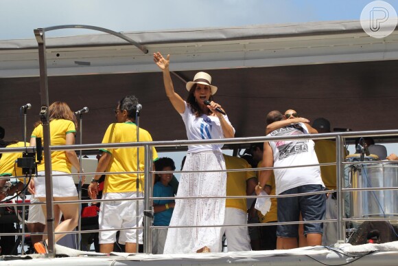 Ivete Sangalo usou uma saia longa branca, camiseta e um chapéu panamá para se despedir do Carnaval de 2014