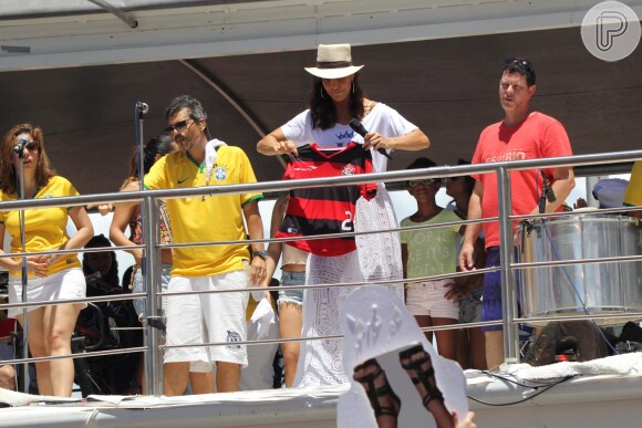 Ivete Sangalo agita foliões no último dia de Carnaval de Salvador. A cantora se apresenta no tradicional Arrastão ao lado de Carlinhos Brown e da Timbalada