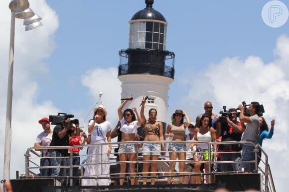 Ivete Sangalo agita foliões no último dia de Carnaval de Salvador. A cantora se apresenta no tradicional Arrastão ao lado de Carlinhos Brown e da Timbalada