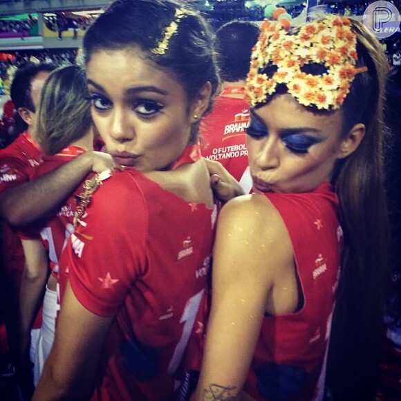 As atrizes Sophie Charlotte e Thaila Ayala se divertiram juntas no Carnaval e posaram para fotos no estilo da música 'Beijinho no Ombro'