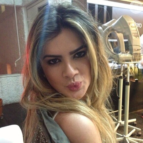 Mirella Santos manda beijinho no ombro no Instagram