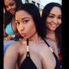Nicki Minaj posa no estilo da música 'Beijinho no Ombro' com amigas