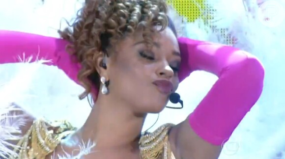 Juliana Alves se apresentou no quadro 'Artista Completão', do 'Domingão do Faustão', cantando a música 'Beijinho no Ombro'