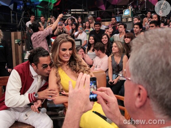 O cantor Latino deu um beijo no ombro da mulher, Rayanne Morais durante uma participação no programa 'Altas Horras'