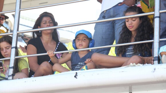 Ivete Sangalo leva o filho de 4 anos para assistir ao show de cima do trio