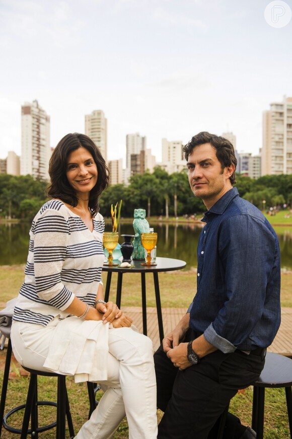 Laerte (Gabriel Braga Nunes) planeja abrir uma escola de música com Verônica (Helena Ranaldi), na novela 'Em Família'