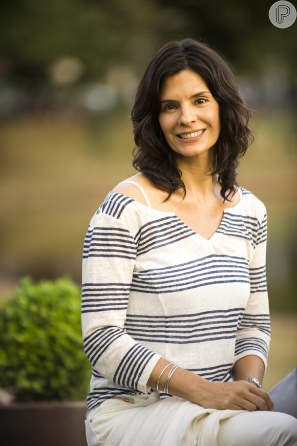 Verônica (Helena Ranaldi) acaba concordando em ficar no Brasil com Laerte (Gabriel Braga Nunes) na novela 'Em Família'