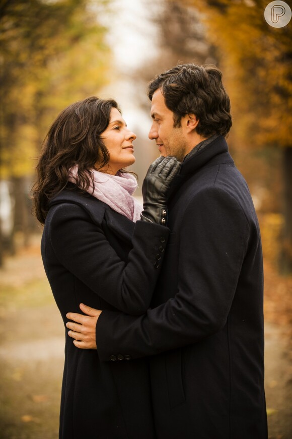 Verônica (Helena Ranaldi) e Laerte (Gabriel Braga Nunes) são parceiros na profissão e tem um relacionamento amoroso, na novela 'Em Família'