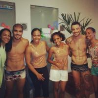 Caio Castro e Felipe Titto relaxam em Spa na Bahia e fazem a alegria das fãs