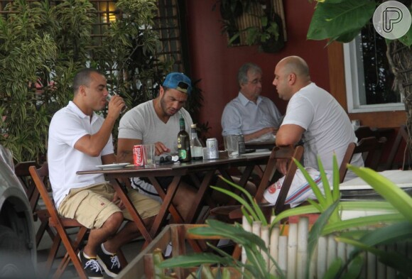 Kleber Bambam almoça com amigos no Rio