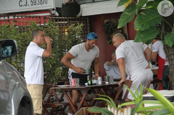 Kleber Bambam almoça com amigos em restaurante da Barra da Tijuca