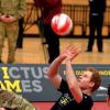 Príncipe Harry joga vôlei com deficientes físicos, em Londres