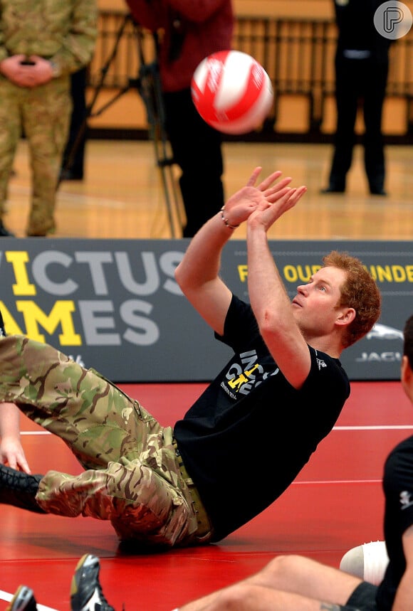 Príncipe Harry joga vôlei com deficientes físicos, em Londres