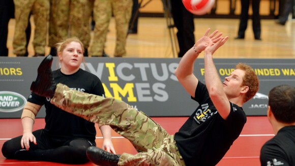 Príncipe Harry senta no chão para jogar vôlei com ex-militares com deficiência
