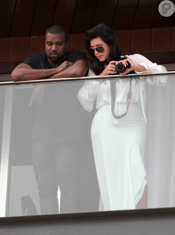 Kim Kardashian e Kanye West são aguardados no camarote da revista 'Quem' nos desfiles das campeãs neste sábado, 8 de março de 2014