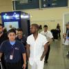Kanye West desembarca no aeroporto do Rio de Janeiro sem a companhia da mulher, Kim Kardashian, em 8 de março de 2014