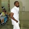 Kanye West caminha sozinho pelo aeroporto do Rio de Janeiro