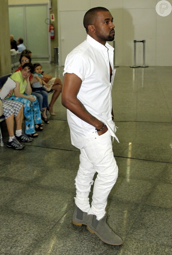 Kanye West caminha sozinho pelo aeroporto do Rio de Janeiro