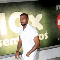 Kanye West desembarca sem Kim Kardashian no aeroporto do Rio de Janeiro