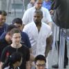 Kanye West desembarca no aeroporto do Rio de Janeiro sem a companhia da mulher, Kim Kardashian, em 8 de março de 2014