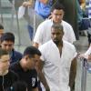 Kanye West desembarca no aeroporto do Rio de Janeiro cercado por seguranças