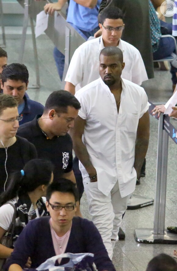 Kanye West desembarca no aeroporto do Rio de Janeiro cercado por seguranças