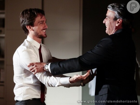 Thomaz (Alexandre Borges) fica feliz quando Marcelo (Igor Angelkorte) lhe diz que ele vai ser avô, em 'Além do Horizonte'