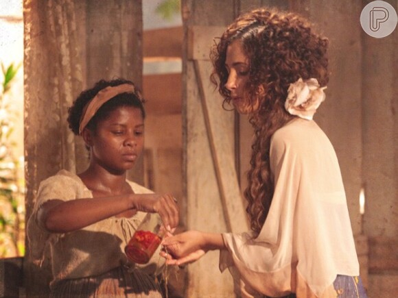 Assim como Zenaide (Ana Carbatti) fez com Elias (Cauê Campos), Isabel (Camila Pitanga) obriga falsa mãe a engolir pimenta 'Lado a Lado'