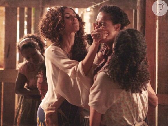 Isabel (Camila Pitanga) faz Zenaide (Ana Carbatti) e Berenice (Sheron Menezzes) engolirem pimenta à força em 'Lado a Lado', em 17 de janeiro de 2013