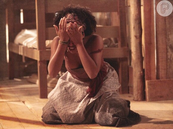 O castigo de Berenice (Sheron Menezzes) é maior; Isabel (Camila Pitanga) coloca pimenta também nos olhos dela em 'Lado a Lado'
