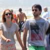 Laila Zaid passeia pela orla do Leblon, no Rio de Janeiro, ao lado do marido, Marco Kertzman, e um amigo, em 9 de março de 2014