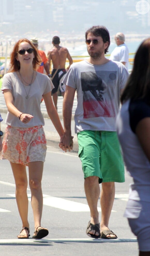 Laila Zaid passeia pela orla do Leblon, no Rio de Janeiro, ao lado do marido, Marco Kertzman, e um amigo, em 9 de março de 2014