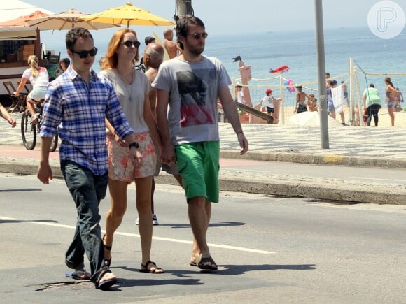 Laila Zaid passeia pela orla do Leblon, no Rio de Janeiro, ao lado do marido e um amigo, em 9 de março de 2014