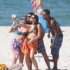 Bruna Marquezine faz selfie na praia com colegas de elenco